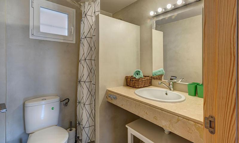 Ванная комната в Beach Apartment Montemar No.1 - perfect ocean view