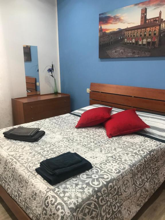 a bedroom with a bed with red pillows on it at ODA ROOMS BO - FIERA - CENTRO METEO EU - FICO EATALY in Bologna