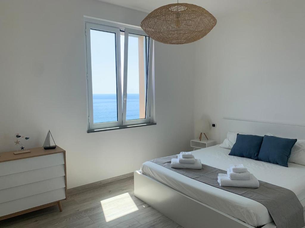 Incanto sul mare con enorme terrazza e piscina