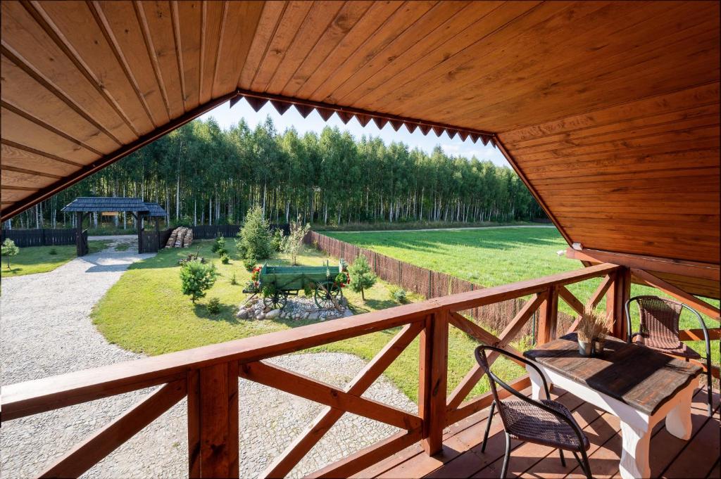 Blick auf eine Veranda mit Blick auf einen Hof in der Unterkunft Ranczo Urbanowo in Górzno
