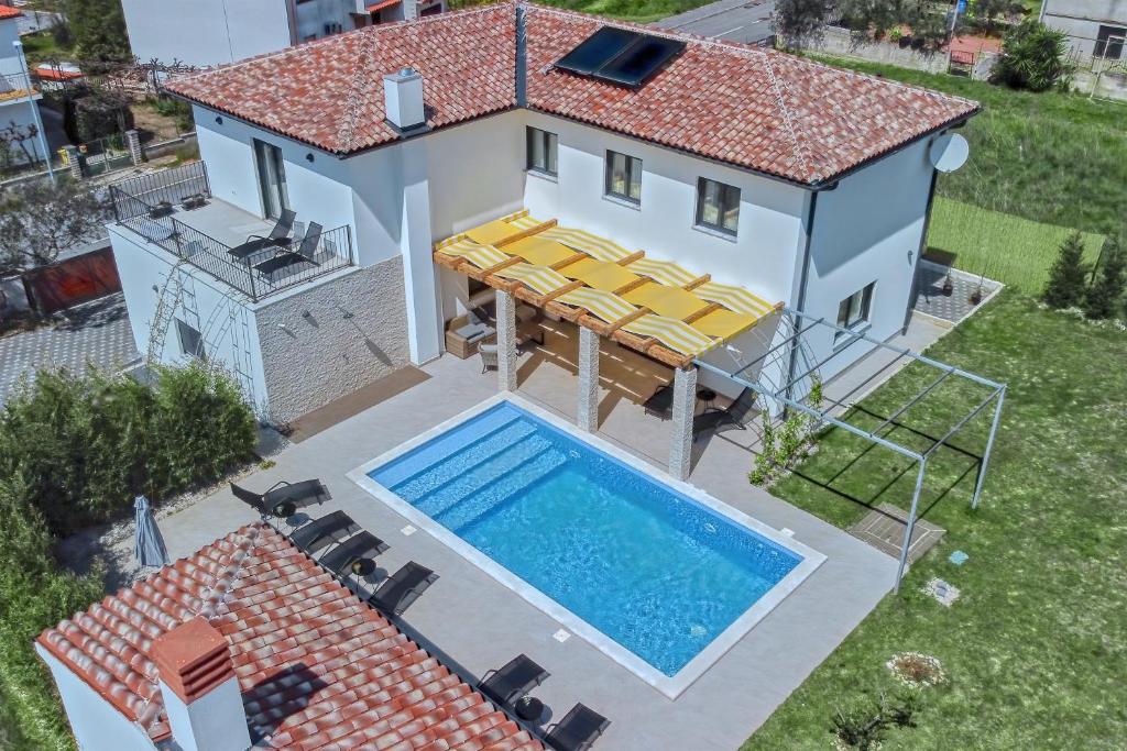 uma vista aérea de uma casa com piscina em Villa Lemoar Pula em Pula