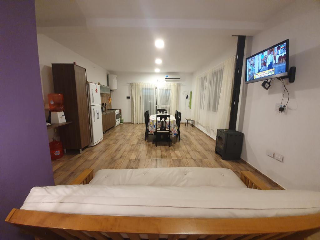 TV a/nebo společenská místnost v ubytování Casa Las Lavandas - LOS REYUNOS