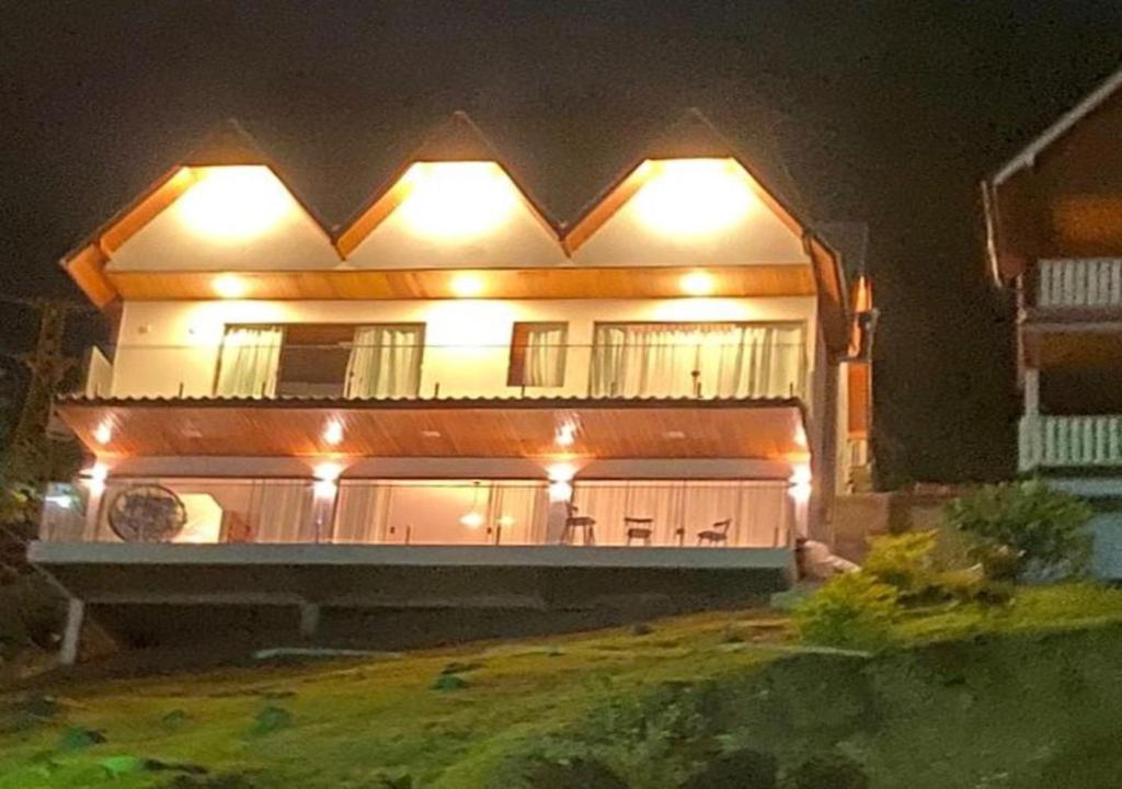 dom z oświetleniem w nocy w obiekcie Chalé lindo para toda família nas montanhas !!! w mieście Domingos Martins