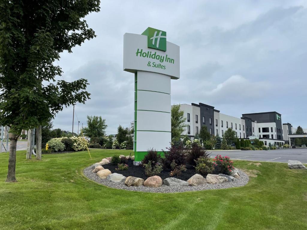 利物浦的住宿－Holiday Inn & Suites Syracuse Airport - Liverpool, an IHG Hotel，胡斯顿旅馆和套房的标志