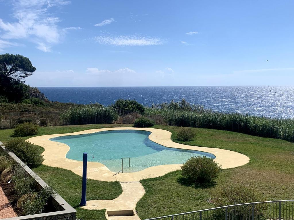 ein kleiner Pool mit dem Ozean im Hintergrund in der Unterkunft Incanto sul mare con enorme terrazza e piscina in Cervo