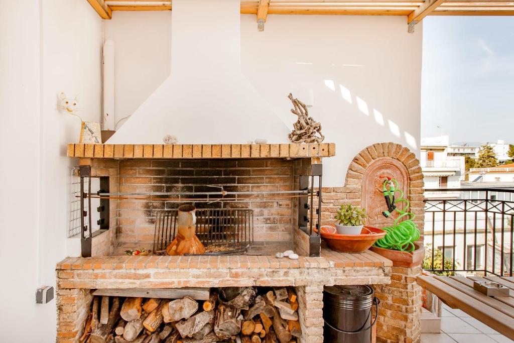 A balcony or terrace at Σοφίτα Μοναδικής Αύρας με Θέα & BBQ