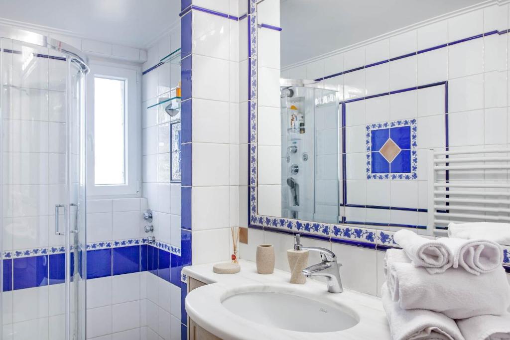 A bathroom at Σοφίτα Μοναδικής Αύρας με Θέα & BBQ