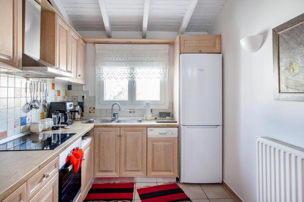 A kitchen or kitchenette at Σοφίτα Μοναδικής Αύρας με Θέα & BBQ