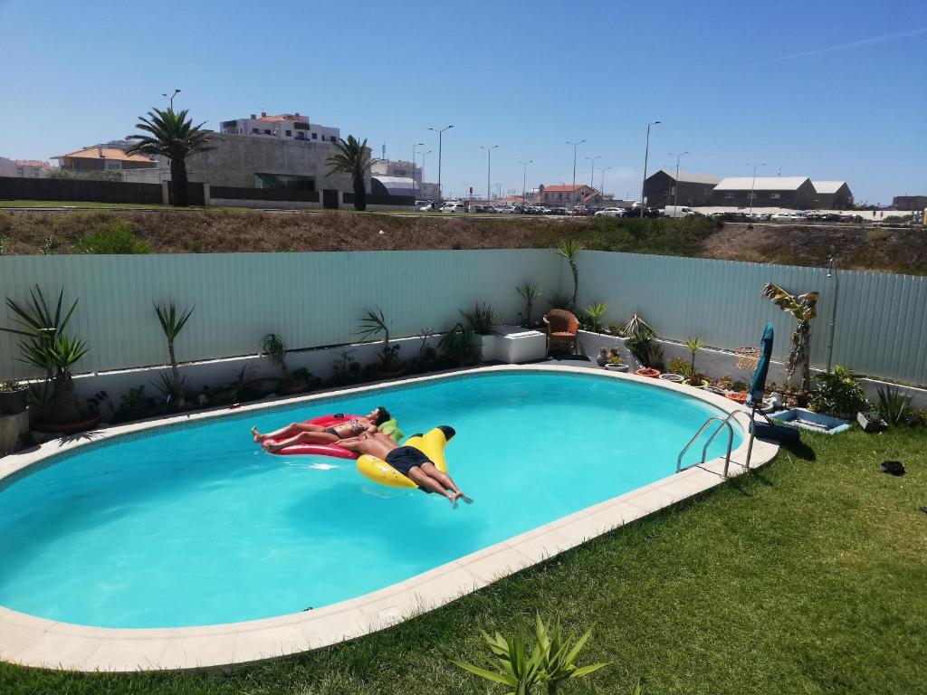 Bazén v ubytování Vagueira Guest House & Beach Hostel nebo v jeho okolí