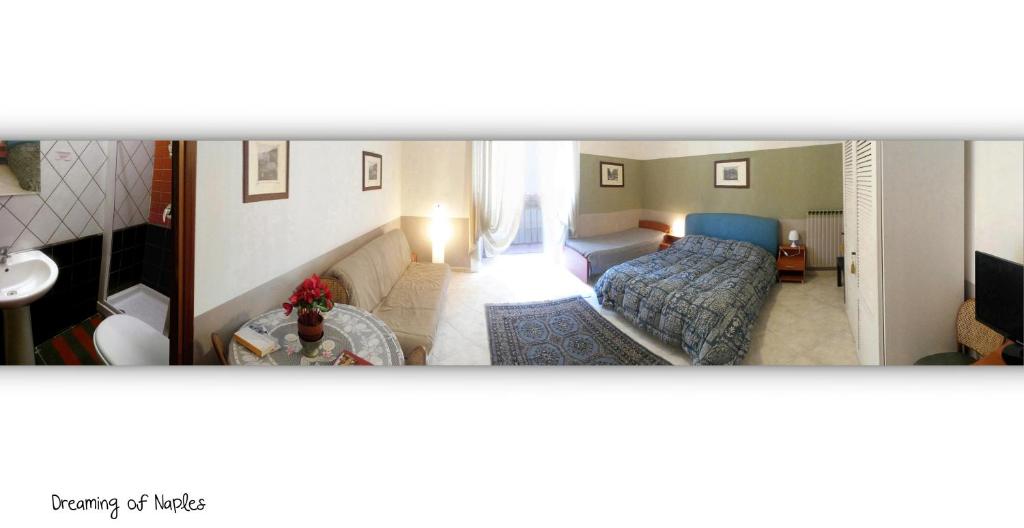 ナポリにあるDreaming of Naplesのベッドルーム(ベッド1台付)、リビングルームが備わります。