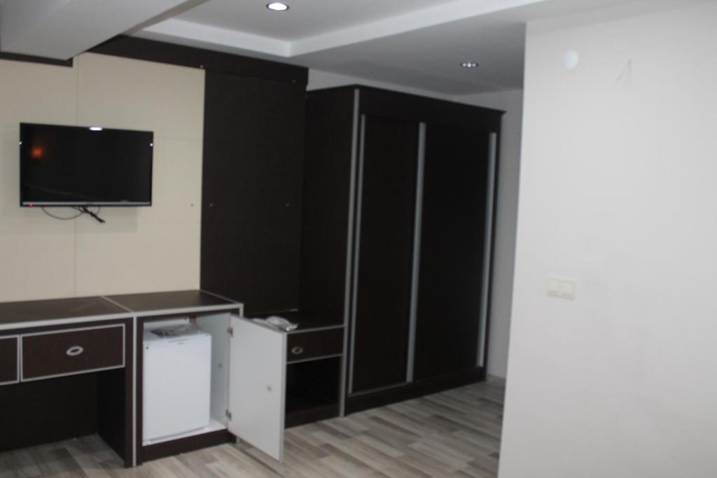TV a/nebo společenská místnost v ubytování Oz Cavusoglu Hotel