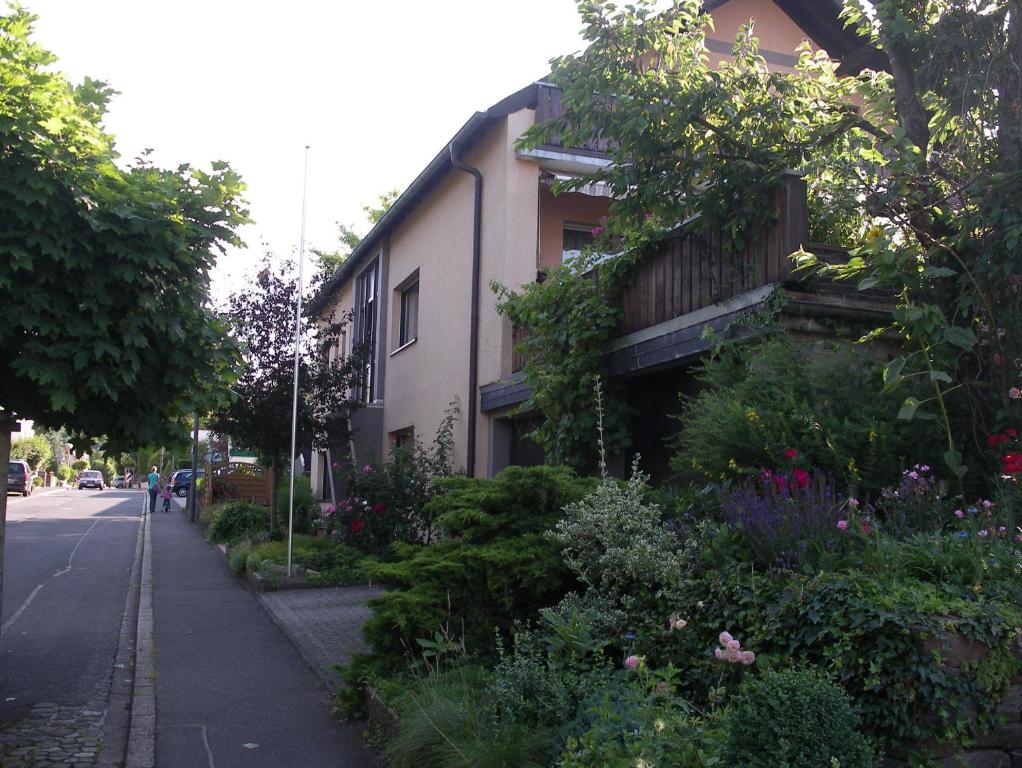 a building with flowers on the side of a street at Ferienwohnung Herrig in Treis-Karden