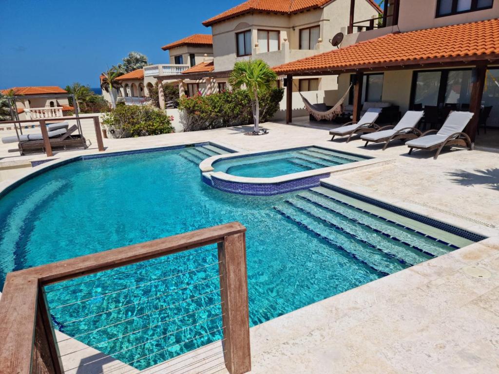 uma piscina em frente a uma casa em luxurious house with private pool in tierra del sol Resort&Golf em Palm-Eagle Beach