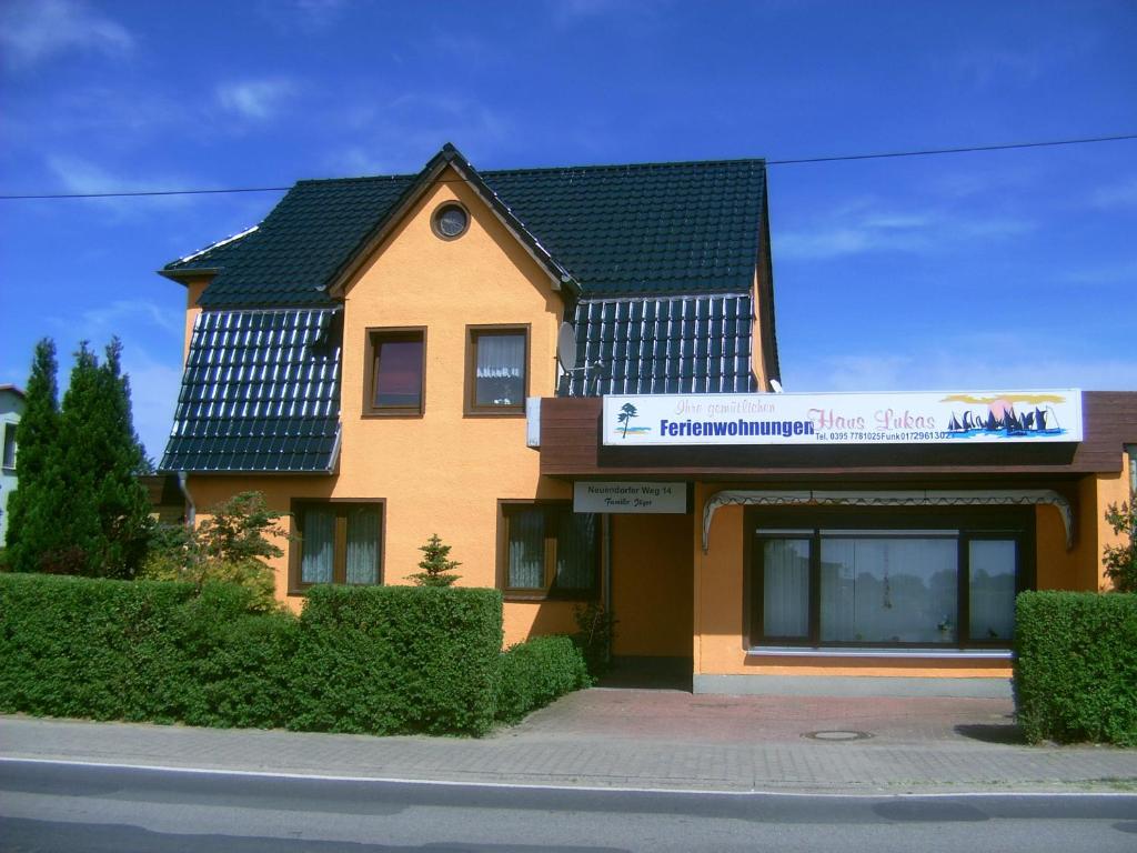 ein Gebäude mit einem Schild auf der Vorderseite in der Unterkunft Ferienhaus Lukas in Zinnowitz