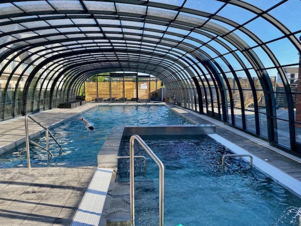 a large swimming pool with a glass ceiling at Statki Na Niebie in Rowy