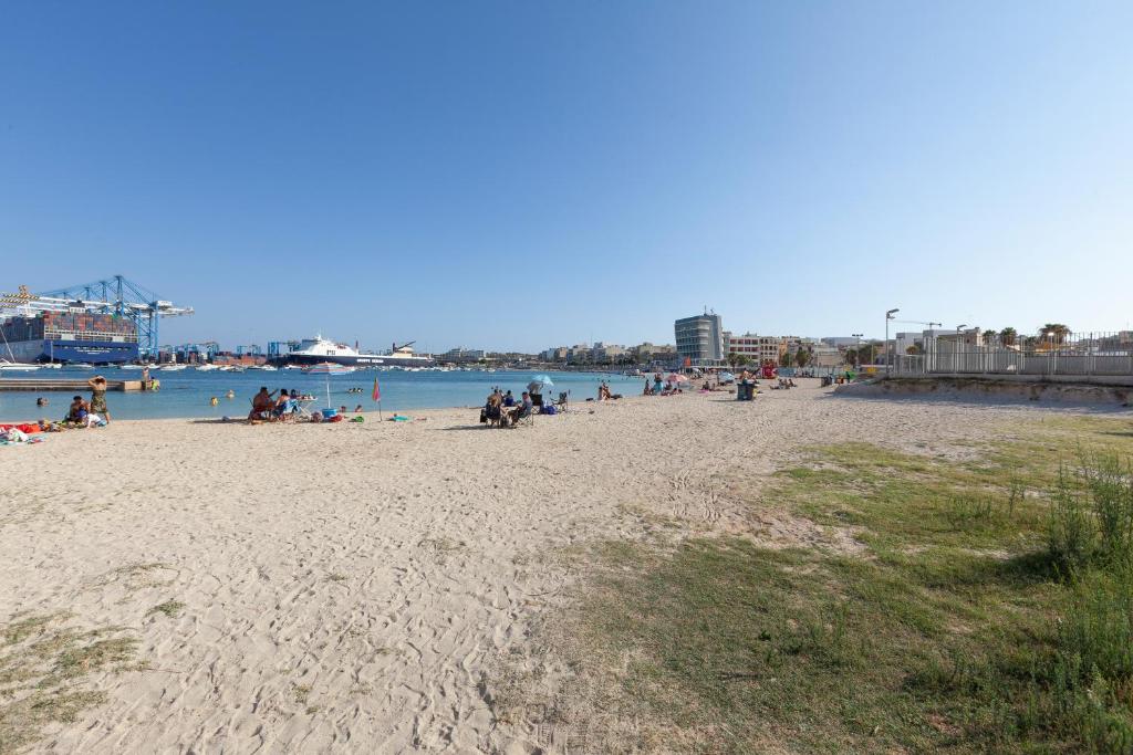 En strand vid eller i närheten av semesterhuset