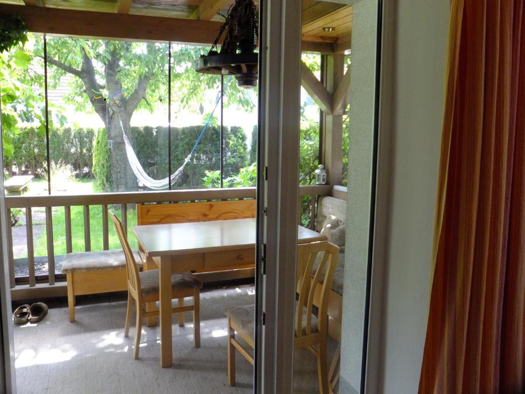 ein Esszimmer mit einem Tisch und Stühlen auf dem Balkon in der Unterkunft Ferienwohnung Hierke in Hard