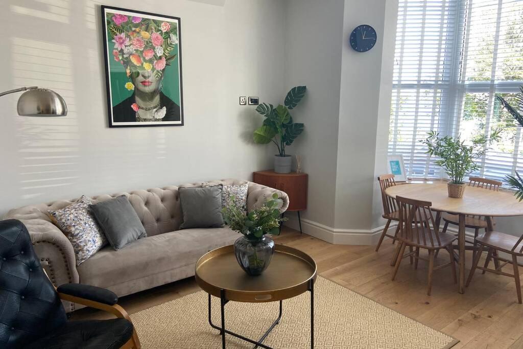 Posezení v ubytování Central, stylish 3 bed apartment with sea views