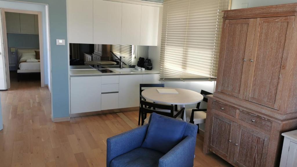 A kitchen or kitchenette at Appartamenti Vacanze Marina di Scarlino