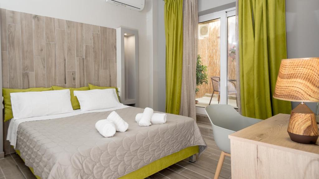 sypialnia z łóżkiem z 2 poduszkami w obiekcie Prytanio w mieście Olimpia