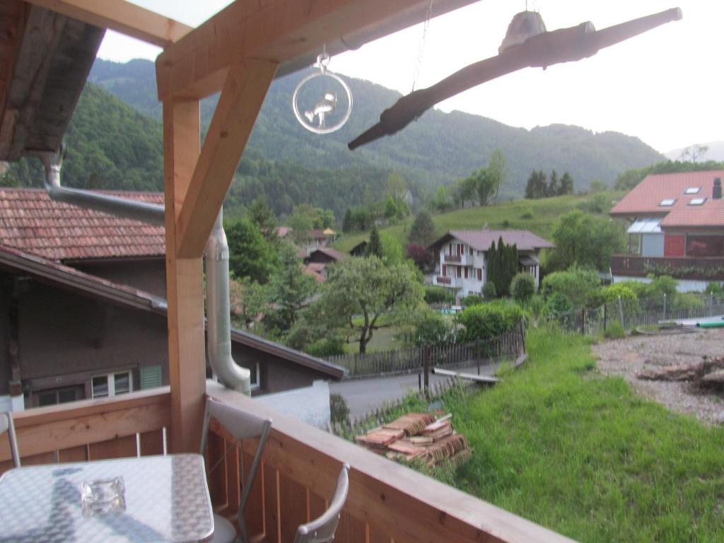 Aussicht vom Balkon eines Hauses in der Unterkunft Dorner Rustic Chalet in Gsteigwiler