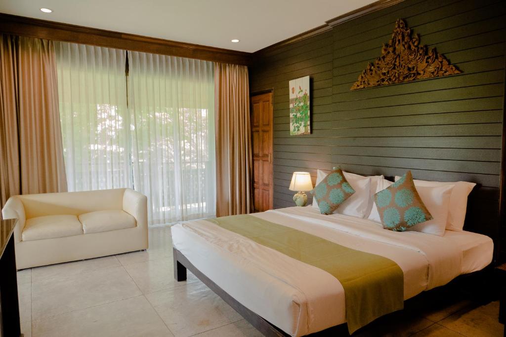 Postel nebo postele na pokoji v ubytování Royal River Kwai Resort and Spa