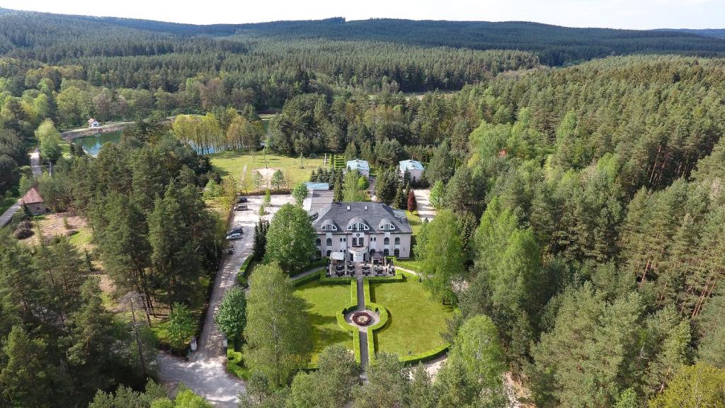 widok z powietrza na dom w środku lasu w obiekcie Lesní Hotel Peršlák w mieście Nová Bystřice