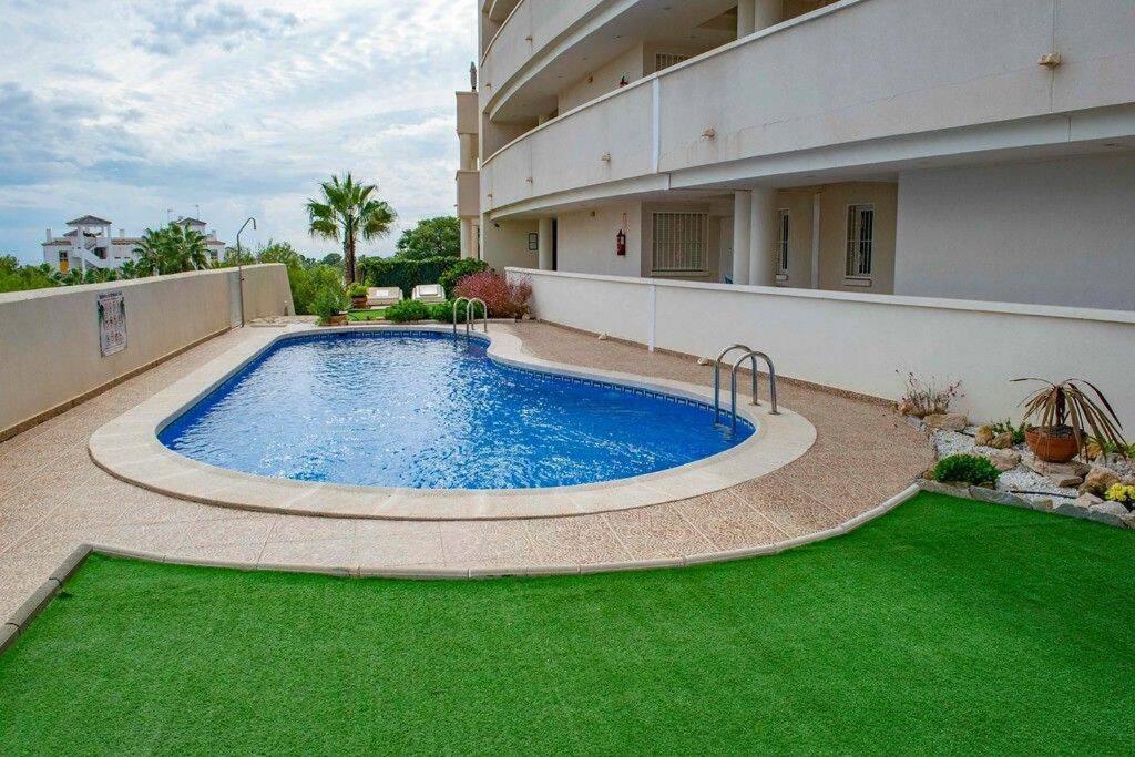 Bazén v ubytovaní 2 Bed Penthouse with large solarium and sea views alebo v jeho blízkosti