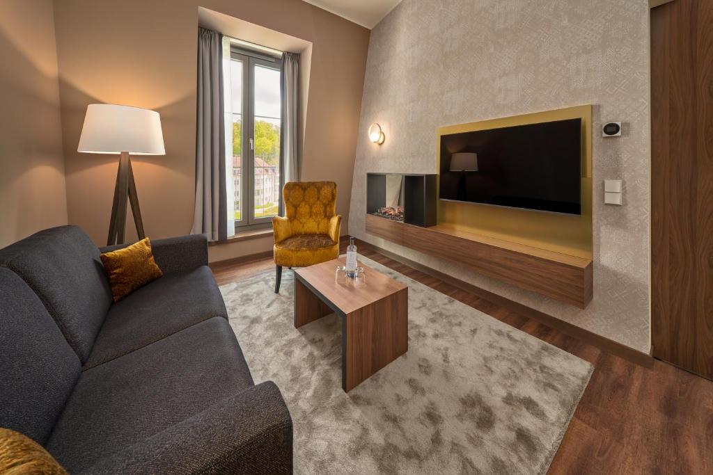 TV a/nebo společenská místnost v ubytování Karls Hotel