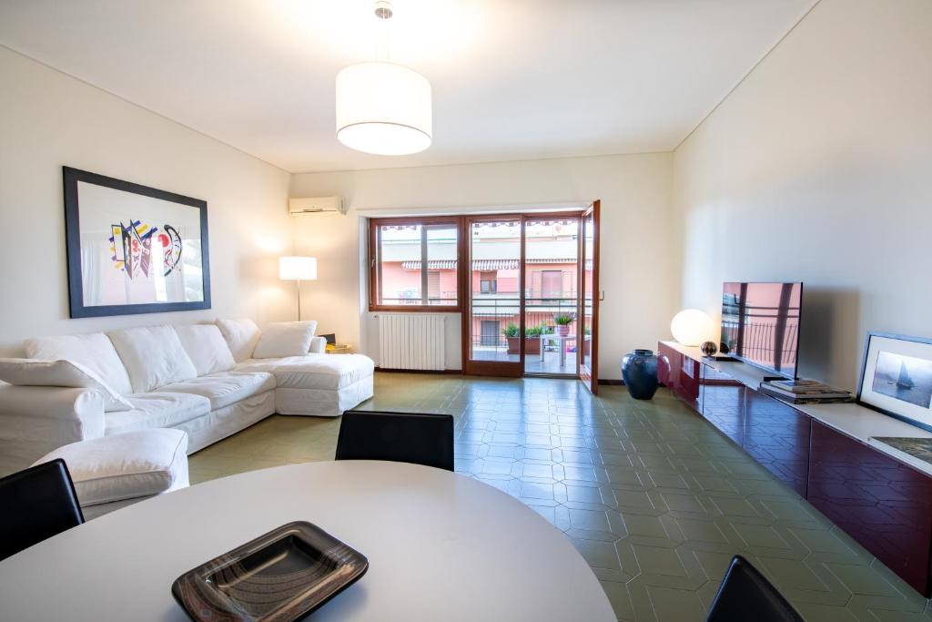 Telewizja i/lub zestaw kina domowego w obiekcie SorrentoVibes - Sorrento centre Home with amazing view terraces