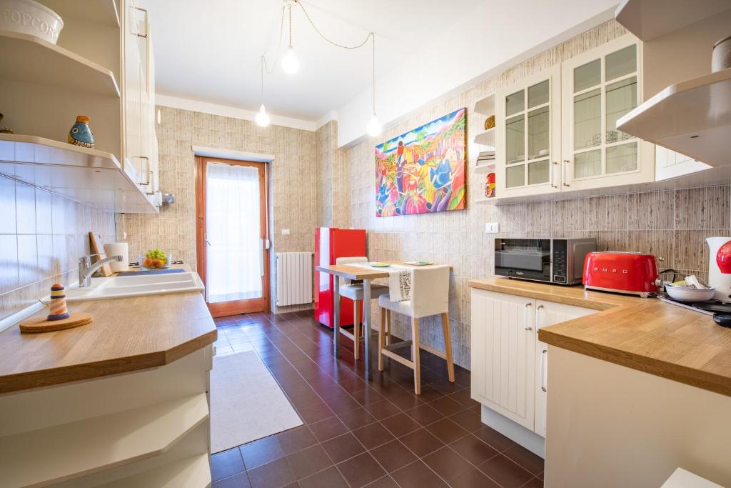 Kuchnia lub aneks kuchenny w obiekcie SorrentoVibes - Sorrento centre Home with amazing view terraces