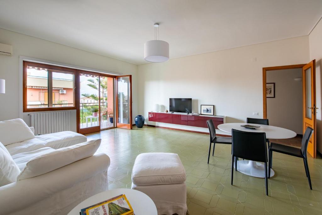 salon z kanapą i stołem w obiekcie SorrentoVibes - Sorrento centre Home with amazing view terraces w Sorrento