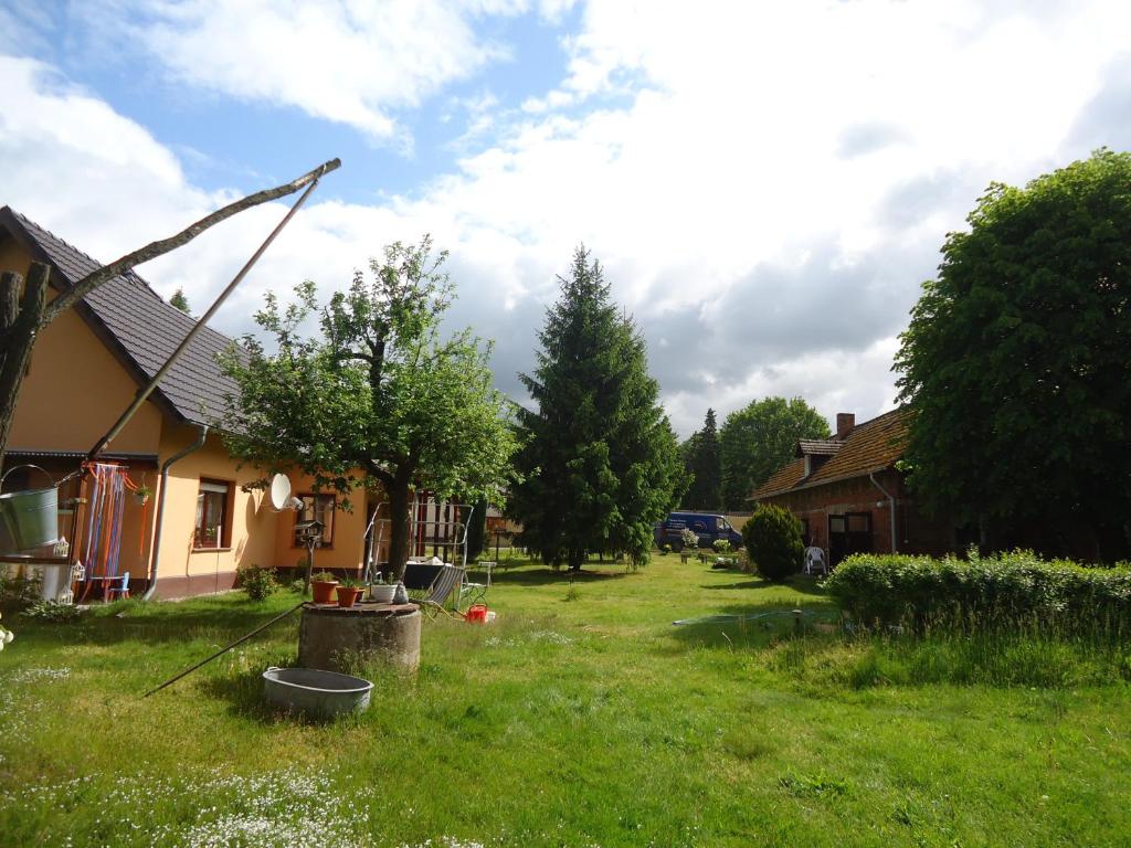 einen Hof mit einem Haus und einem Baum in der Unterkunft Zur alten Jugendherberge in Burg