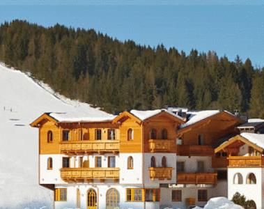 ein großes Gebäude mit Schnee darüber in der Unterkunft Hotel Lisa in Flachau