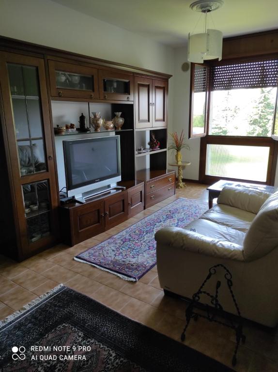 a living room with a couch and a flat screen tv at Appartamento Padova zona strategica in Padova