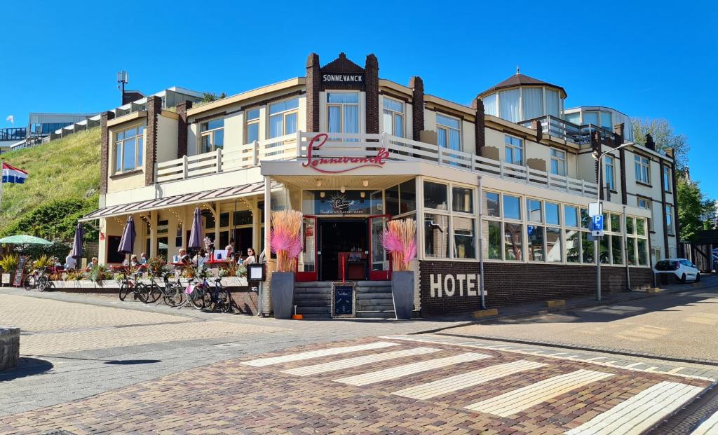 ein Hotel an der Straßenseite in der Unterkunft Sonnevanck Wijk aan Zee in Wijk aan Zee