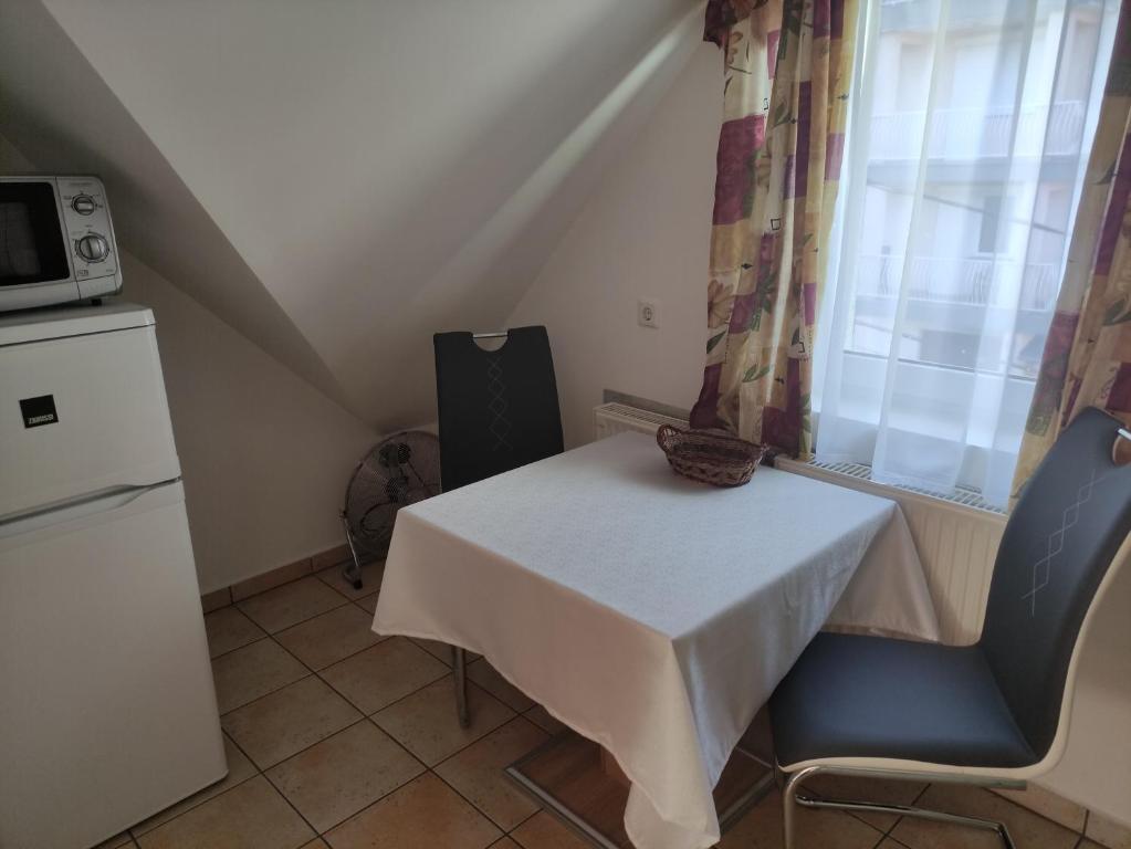 Kuchyň nebo kuchyňský kout v ubytování Zsanett Appartement