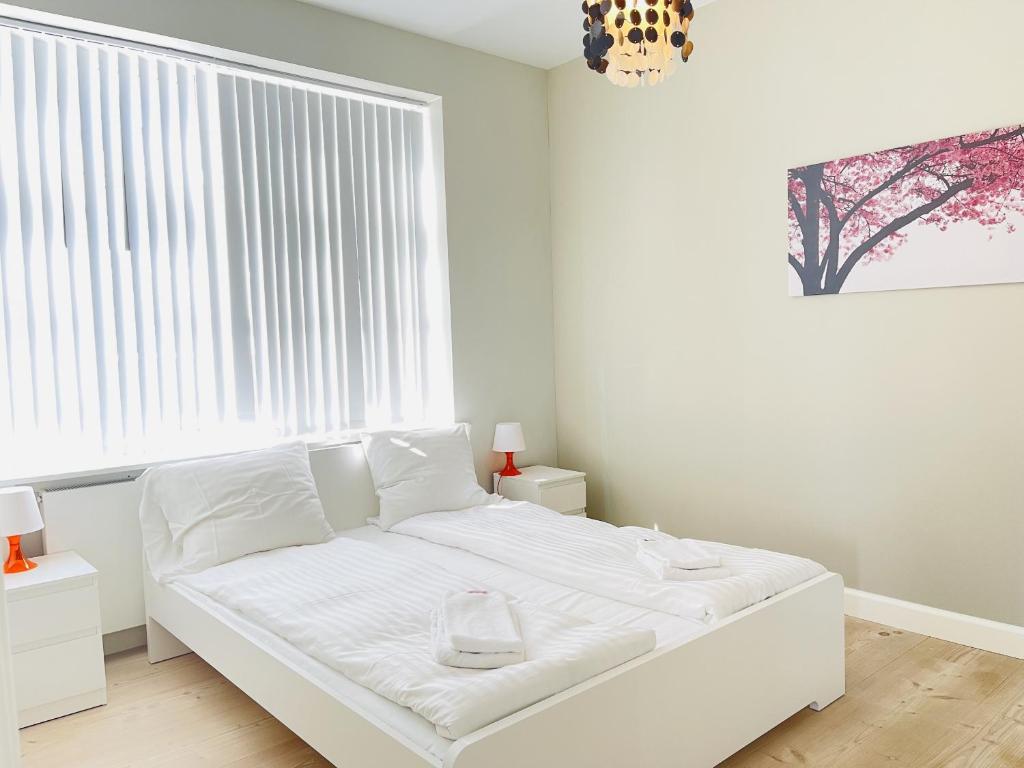 A bed or beds in a room at aday - 2 bedroom with modern kitchen and free parking