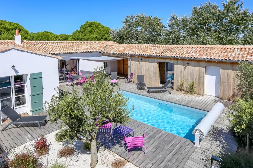 une villa avec piscine et une maison dans l'établissement Villa Brigitte, à La Couarde-sur-Mer