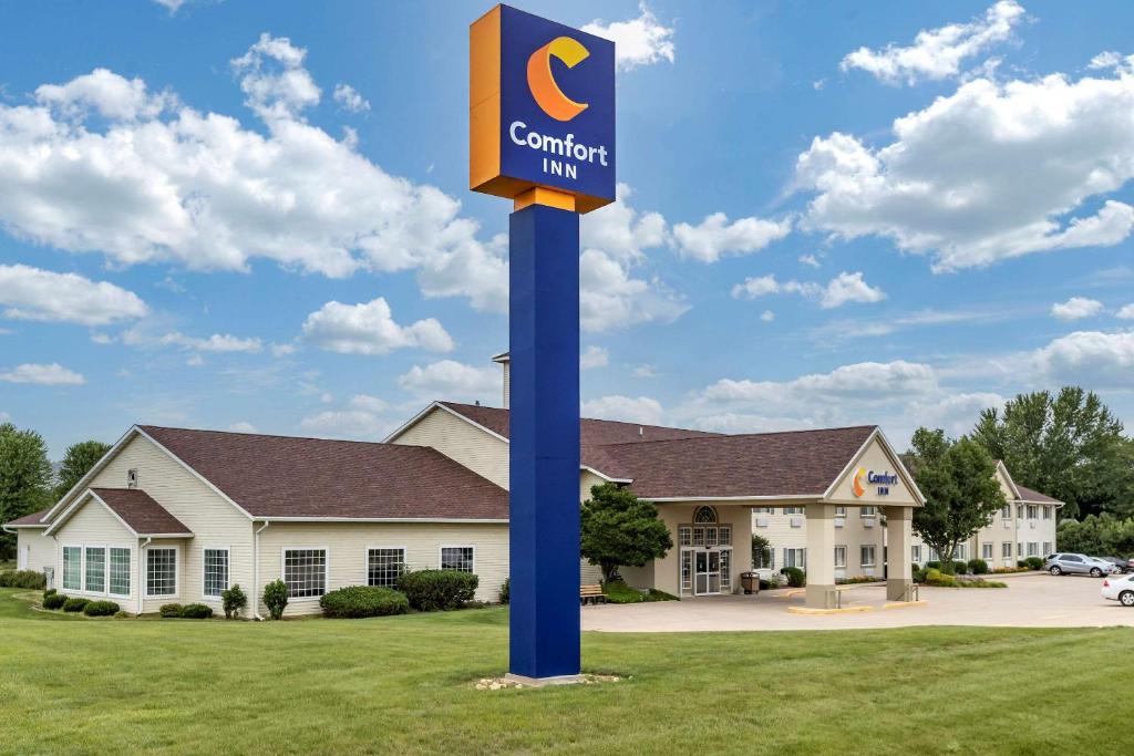 a sign for a comfort inn in front of a building at Comfort Inn Dyersville Near the Field of Dreams in Dyersville