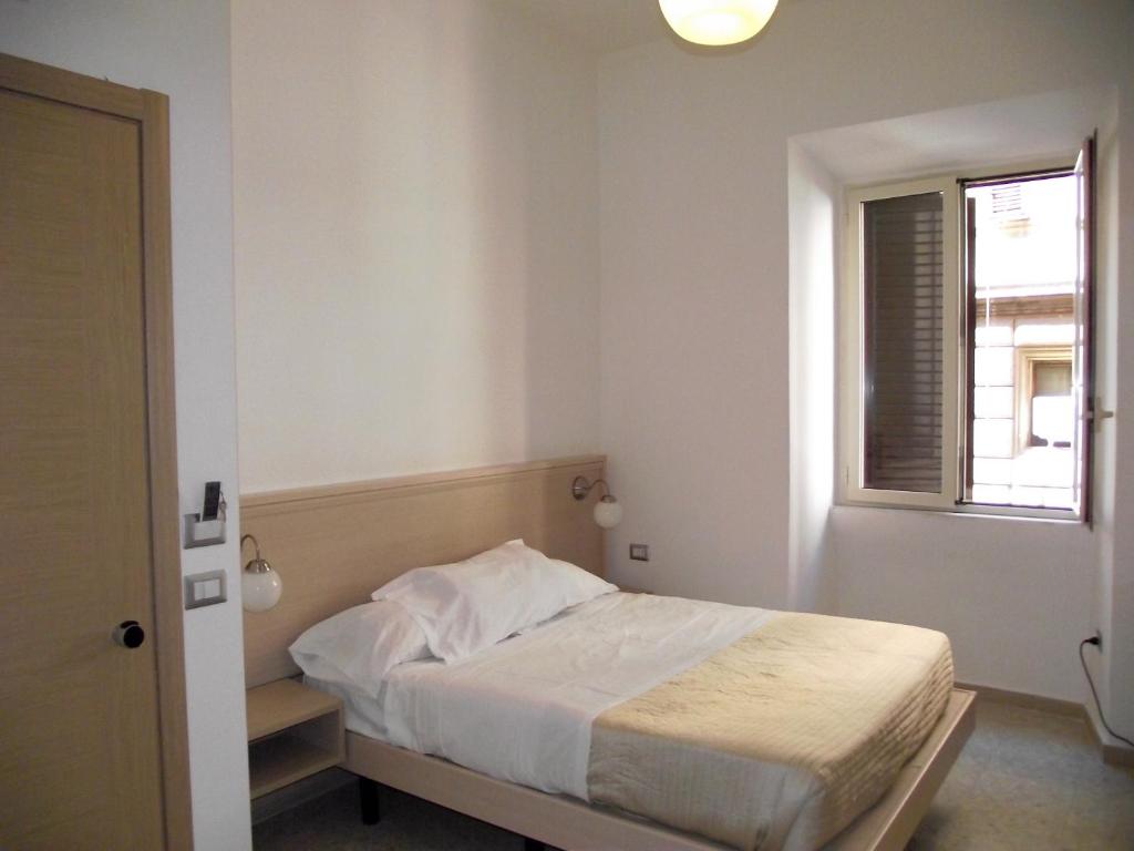 ローマにあるジョルニ ア ローマの白いベッドルーム(ベッド1台、窓付)