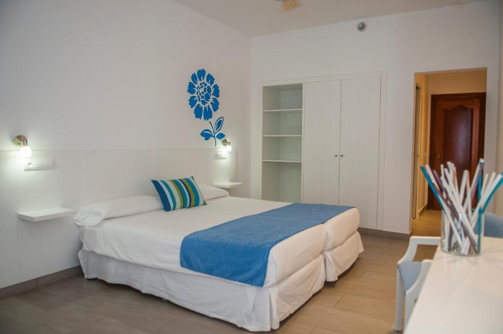 Cama ou camas em um quarto em HOSTAL XUROY
