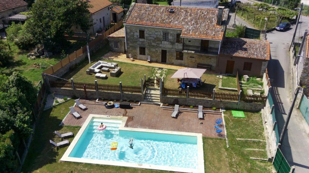 una vista aérea de una casa con piscina en Casa Sar de Cespón, en Boiro