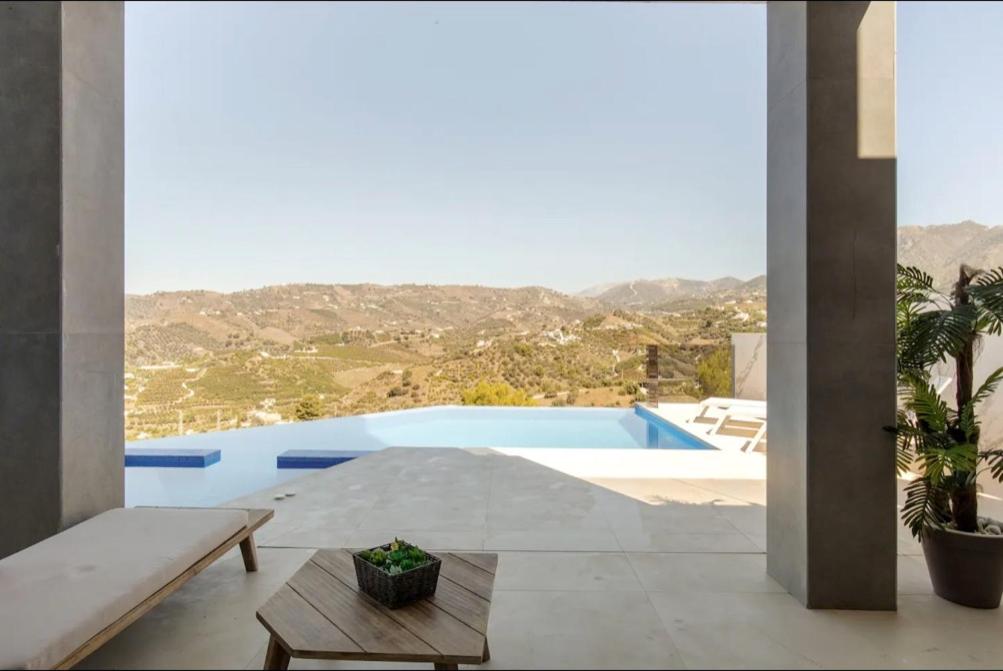 uma vista para uma piscina a partir de uma casa em Luxury Villa in Frigiliana - Villa Maui em Málaga