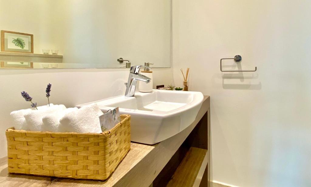 Kúpeľňa v ubytovaní Villa FORTE-Exclusive location with fantastic seaview & infinity pool - up to 8 Pax