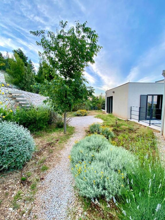 Vonkajšia záhrada v ubytovaní Villa FORTE-Exclusive location with fantastic seaview & infinity pool - up to 8 Pax