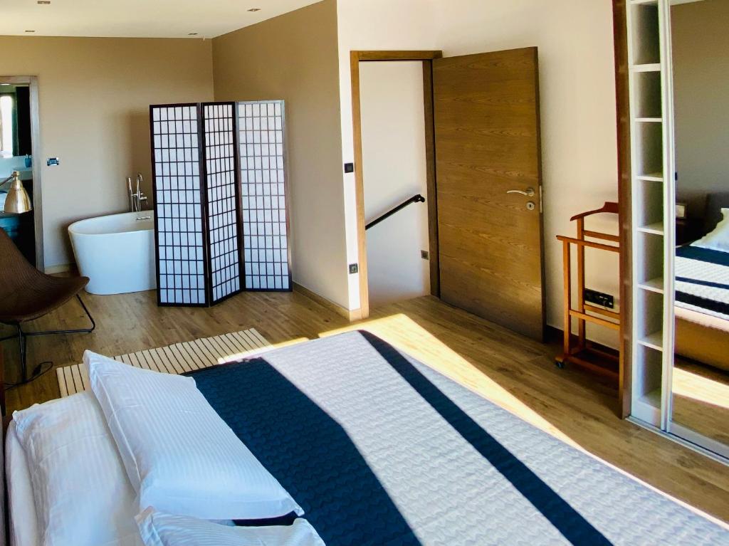 Posteľ alebo postele v izbe v ubytovaní Villa FORTE-Exclusive location with fantastic seaview & infinity pool - up to 8 Pax