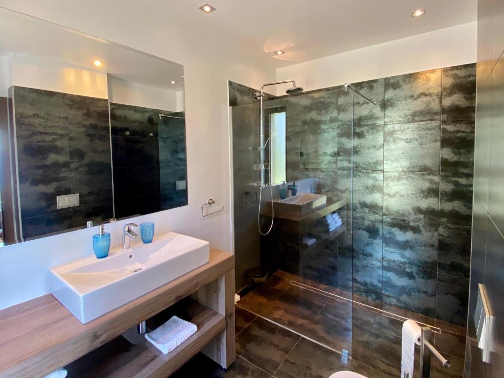 Kúpeľňa v ubytovaní Villa FORTE-Exclusive location with fantastic seaview & infinity pool - up to 8 Pax