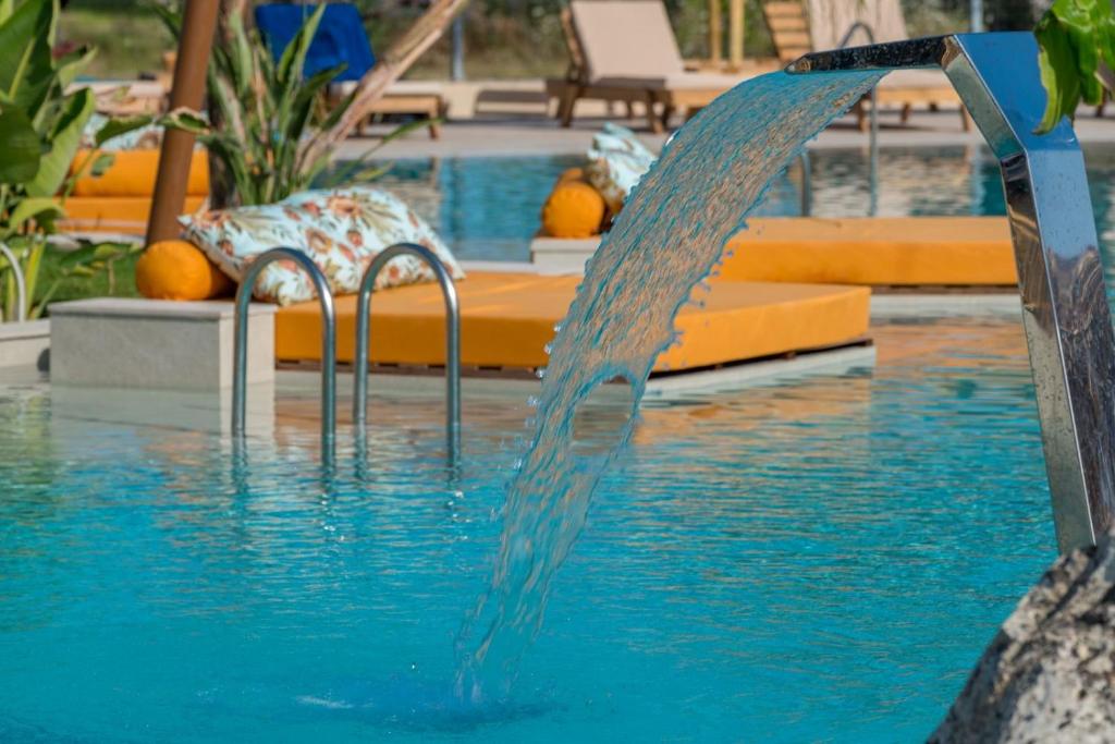 Bazén v ubytování Letsos Hotel nebo v jeho okolí