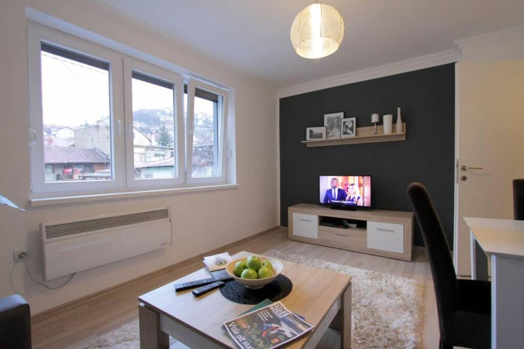 Una televisión o centro de entretenimiento en Sarajevo Pearl